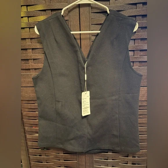 Akris Punto Black V-Neck Sleeveless Top - Picture 2 of 7